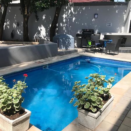 Aluve Guesthouse Йоханесбург Екстериор снимка